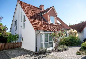 Großzügiges Familiendomizil mit Einliegerwohnung und Gartenpool