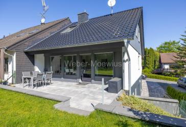 Modernisiertes Einfamilienhaus (einseitig angebaut) mit ELW, 2 Terrassen + Garten in Zentrumslage