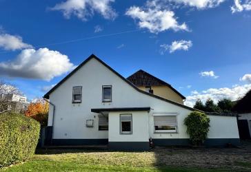 Rheindorf-Süd: Modernisierungsbedürftiges Wohnhaus mit ca. 162 m² Wohnfläche + Scheune