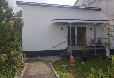 Gemütlicher Bungalow, sehr zentral, großer Garten und Nebengebäude