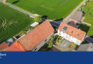 Zwei Doppelhaushälften mit großem Potenzial und imposanter Scheune