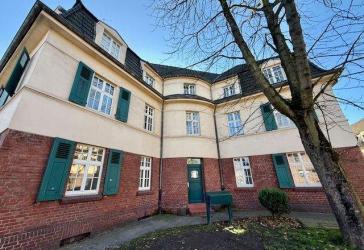 LEERE VIER ZIMMER MAISONETTE WOHNUNG AUF 2 EBENEN!
