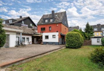 Wohnen und Arbeiten unter einem Dach: 2-3-Familienhaus mit großem Flächenangebot