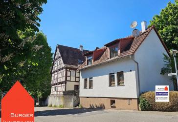 Ein Ensemble aus zwei Häusern, historisches Fachwerk und modernes EFH mit Doppelgarage im Ortskern von Ötisheim