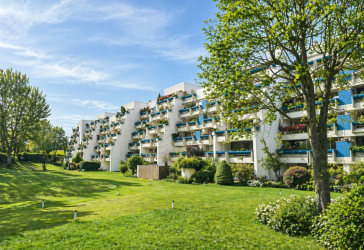 Ruhige 2-Zimmer-Wohnung mit großer Südloggia (ca. 15 qm) und freiem Blick ins Grüne