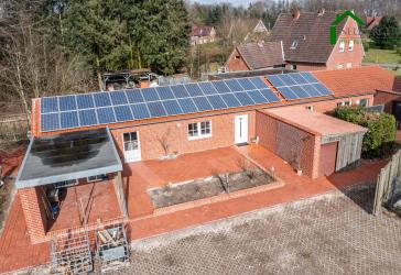 Moderner Bungalow mit PV-Anlage, Doppelcarport, Garage, Anbau und Gartenteich auf großem Grundstück