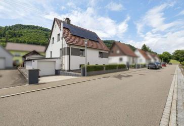 Wohnen & investieren: Modernisiertes Haus mit 3 Einheiten, Garten & PV-Anlage | Oberdigisheim