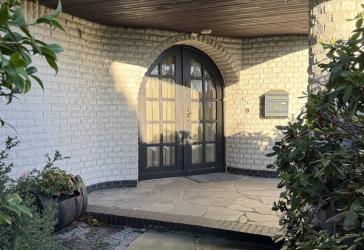 *** Gr., hochwertiges EFH mit Doppelgarage auf schönem Grundstück in Kanallage *** K.P. 275.000,-- € zzgl. 3,57 % Käuferprovision