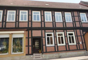 Vierseitenhof mit 2 Wohneinheiten,kleiner Gewerbeeinheit und viel Nebengelass.