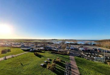 Ostseefernblick gen Westen inklusive: größere Ferienwohnung im 4. Stock mit Blick auf die Salzwiesen