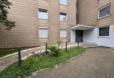 **Helle und Großzügige Etagenwohnung mit zwei Balkonen, Einbauküche und Garage**