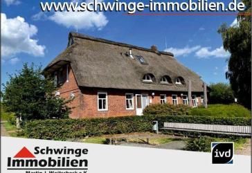 Ansprechenede Reetdachimmobilie mit Wohneinheiten und Ausbaupotenzial zu verkaufen.