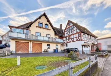 2 Häuser, 11 Zimmer und endlose Möglichkeiten in Eschenburg-Eiershausen