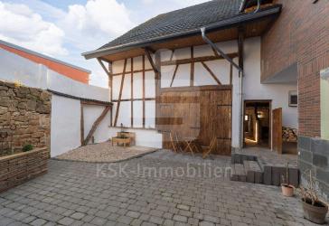 Modernes Fachwerkhaus mit großzügigem Innenhof und vielseitigen Nebengebäuden!