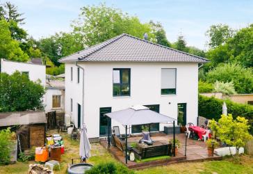 Mehrfamilienwohnen in Petershagen: Moderne Stadtvilla + renovierte Remise