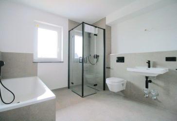 Große 3-Zimmer-Familienwohnung im 2.OG mit Wanne, Dusche und Gäste-WC