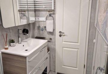 PROVISIONSFREI! Frisch modernisierte Etagenwohnung - Sofort bezugsfrei inkl. EBK & Stellplatz!