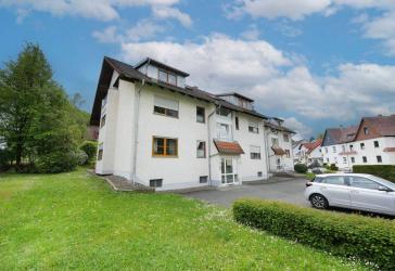 Helle Dachgeschosswohnung mit Balkon und Tiefgaragenstellplatz in Coburg-Cortendorf