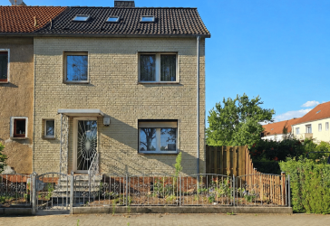 REIHENENDHAUS MIT POTENZIAL IN DER MILCHSTRASSE