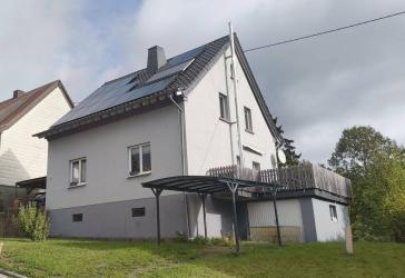Freistehendes Einfamilienhaus mit großem Grundstück