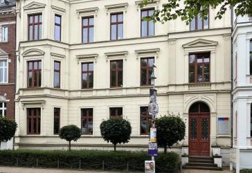 Exklusives Wohnen am Pfaffenteich – Repräsentative 7-Zimmer-Altbauwohnung mit Balkon und vielseitigen Nutzungsmöglichkeiten.