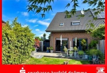 Moderne Doppelhaushälfte mit Carport