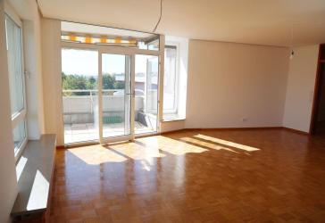 Sensationelle 2,5-Zimmer Whg mit Panoramablick, Balkon + Tiefgarage