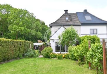 Charmante Doppelhaushälfte mit modernisiertem Wohnkomfort und Sonnengarten