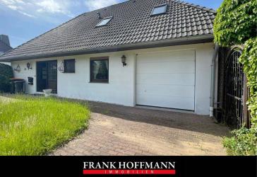 Einfamilienhaus mit Garage, großzügigem Pool und Garage in Wakendorf II