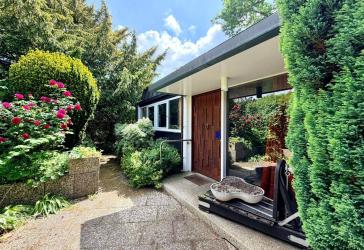 Einfamilienhaus mit großem, parkähnlichem Grundstück, Pool und Garage in Adendorf