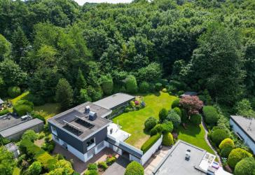 Freistehendes Einfamilienhaus mit Panoramablick, uneinsehbarem Garten und Schwimmbad in ruhiger Lage