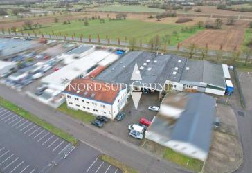 Gewerbe- und Produktionshallen in Ötigheim. Mitarbeiterwohnungen, Büro, auf 4.640 m² Grundstück.