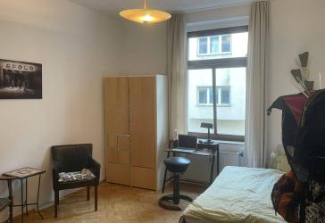 möbliertes Zimmer zur Untermiete in Altbau