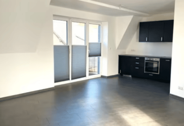 Moderne Dachgeschosswohnung in zentraler Lage mit Balkon und Einbauküche