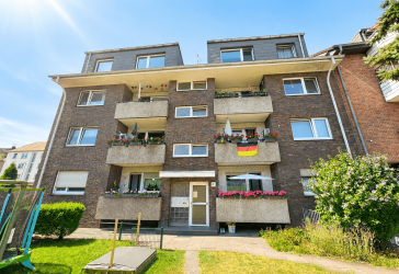 Reserviert: Mehrfamilienhaus mit Entwicklungspotenzial! 5 Garagen+ 3 Stellplätze und Garten