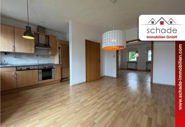SCHADE IMMOBILIEN - Großzügige 3-Zimmer Wohnung mit Balkon, Stellplatz und Küche in Bahnhofsnähe!