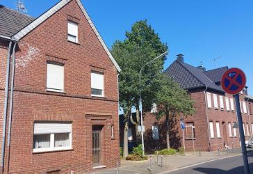 NE-Holzheim Ortszentrum, Chance durch Sanierung: individuelles REH Bj. 1913 mit Anbau, Hof, gr. Garage u. Garten!