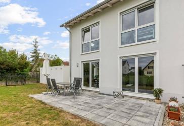 Neuwertige moderne Doppelhaushälfte vermietet in Tegernheim