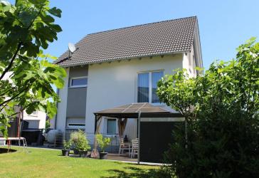 Energieeffizientes Mehrgenerationen-/Zweifamilienhaus mit Garten in ruhiger Ortsrandlage