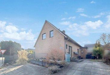 Einfamilienhaus mit 5 Zimmern auf ca. 120 m² Wohnfläche und großem Eigenlandgrundstück in Reinfeld