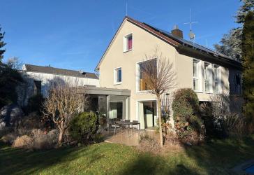 Haus mit Pool im Grünen