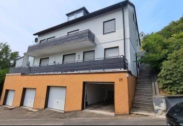 Dreifamilienhaus mit 222 qm Wohnfläche und 4 Garagen