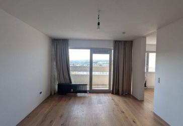 Großzügige und bezugsfreie 4,5 Zimmer Wohnung mit 3 Balkonen in Ludwigsfeld