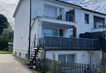 Schöne Doppelhaushälfte mit Einliegerwohnung