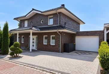 Sehr gepflegtes Einfamilienhaus mit Kamin, moderne Einbauküche, Garage und traumhaften Garten