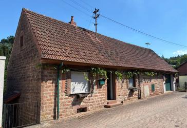 Kleines freistehendes Einfamilienhaus, auch als Ferienhaus geeignet, in idyllischer Lage in Lemberg- Langmühle