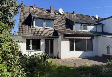 Sanierungsbedürftige Doppelhaushälfte mit Traumgrundstück