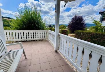 Weite und Ausblick - 4-Zimmer-Hanggeschosswohnung (ca. 97 qm) mit großer Terrasse/Balkon und Tiefgaragenplatz