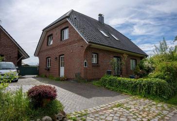 Reserviert - Familientraum am Elbdeich: Massives Einfamilienhaus mit Garagenhaus, Sauna, Kamin und Südgarten