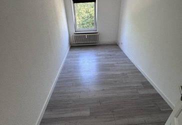 Frisch renovierte 4-Zimmer-Wohnung mit Balkon in zentraler Lage von Flensburg
